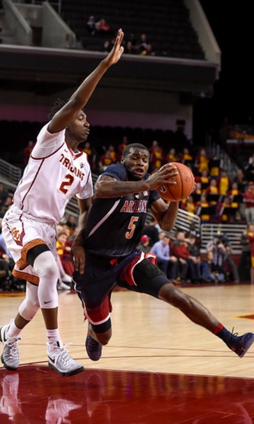 No. 14 Arizona holds on over Southern Cal, 73-66 (Jan 19, 2017)